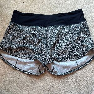 Lululemon Venture Floral Alpine White Black/Black Speed Up Mid-Rise Short 4”